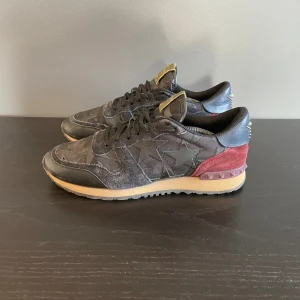 Valentino Rockrunners - Säljer nu dessa riktigt sällsynta o eftertraktade roxkrunners🌟storlek 40 men lite stora i storleken🤝 använda men fortfarande myxket liv kvar👏  Skriv vid frågor eller funderingar