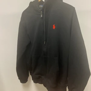 Ralph lauren zip - Säjler den här feta svarta Ralph lauren zip hoodien i nästan nyskick, inga defekter. Storlek M men passar S | Nypris 1700 | Kom PM för fler frågor, pris kan diskuteras vid snabb affär 💫