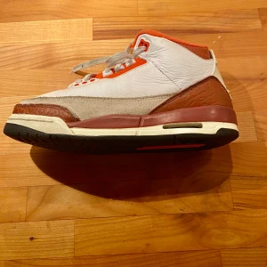 Jordan 3 retro  - Bra skick, lätt använda, det kommer med Crease skydd.