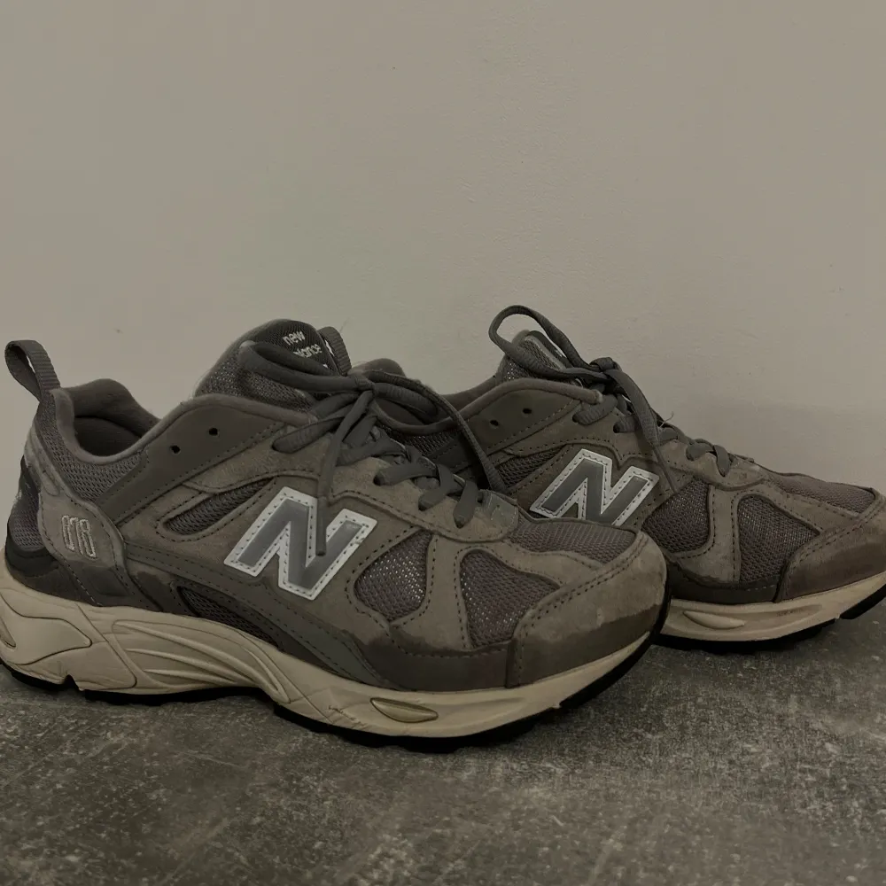 Hej! Jag säljer ett par gråa New Balance-skor i storlek 38. Jag har använt dem, men de är i fantastiskt skick. Jag har tvättat dem men behöver tvättas lite mer ordentligt. De luktar inte och är i gott skick.🤩. Skor.