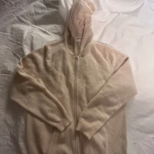 Soft goat zip hoodie - Säljer denna fina soft goat zip hoddien då den inte kommer till användning❤️❤️ Skriv privat vid frågor och fler bilder🫶🏻