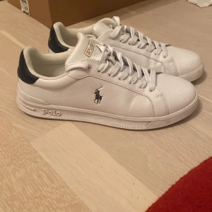 Ralph lauren skor - Säljer ett par stilrena Ralph Lauren skor i storlek 40 som är perfekta inför sommaren, skorna är i nästintill nyskick! Nypris 1500kr