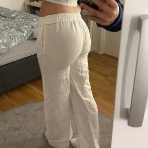 linnebyxor hm - fina linnebyxor sparsamt använda från i fjol inga tecken på defekter enda ❗️är lite långa band i midjan men inget sevärdigt kan sänka pris bara skriv privat😌 mått: innerbenslängd 73cm ytterbenslängd 103 cm midjemått 66cm