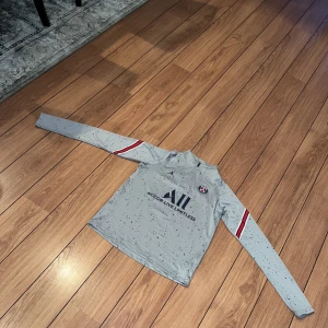 PSG TRÖJA - Paris Saint-Germain Strike Fourth JR träningströja. Tröjan är i suveränt skick och  har använt tröjan 2-3 gånger 