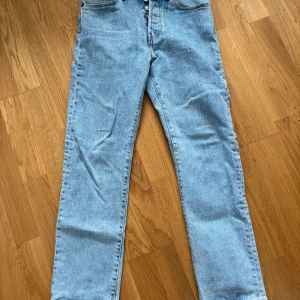 Levis 501 jeans - Säljer min Levis 501 pågrund av att dom är för små.  Väldigt bra skick och inga skavanker! Nypris: 1000