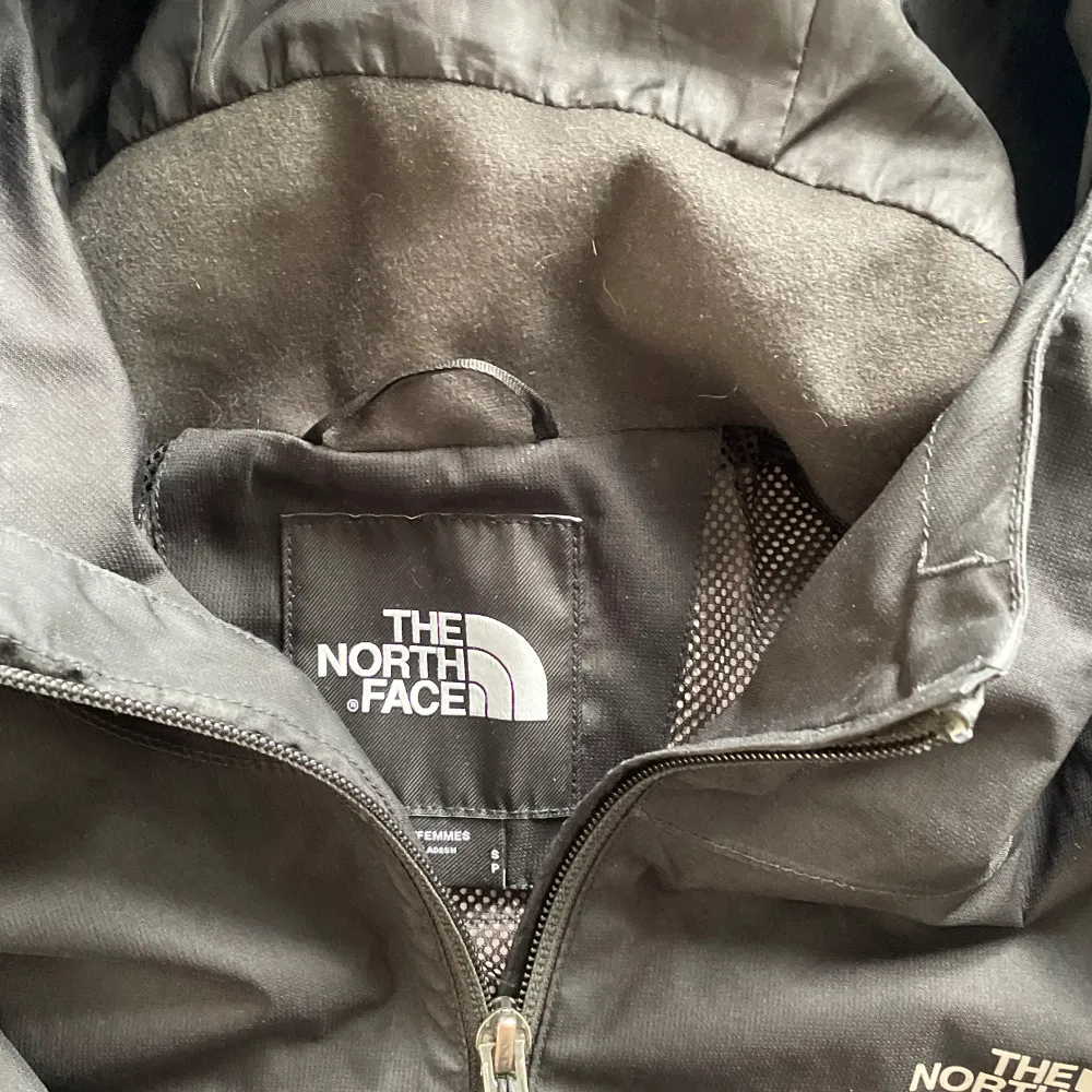 En north face quest jacket i mycket bra skick ett hål på insidan i vänster armen men det ser man inte den är väl använd och säljer den för den börjar bli liten på mig hör av dig vid intresse!. Jackor.