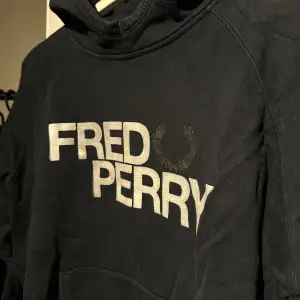 Svart tröja från Fred Perry.  Passar strl S/M 