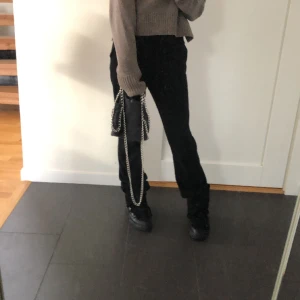 Stella maccrtney väska  - Säljer en jätte fin Stella maccartney liknande väska som är virkad. Priset är självklart diskuterbart, kom gärna med prisförslag❤️