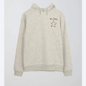 Säljer den här populära hoodien från Gina tricot Young. Kom privat för fler bilder. Väldigt bra skick ❤️