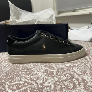 Polo Ralph Lauren Sneakers - Helt nya och oanvända svarta sneakers från Polo Ralph Lauren. Digitalt kvitto finns för autentisering - inköpt från Zalando.