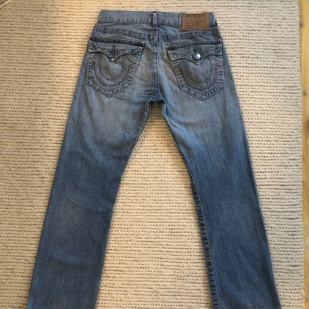 True religion Ricky Super T jeans, slitage på knäna och knappen på vänstra bakfickan borta. Också inköpta i Usa! . Jeans & Byxor.