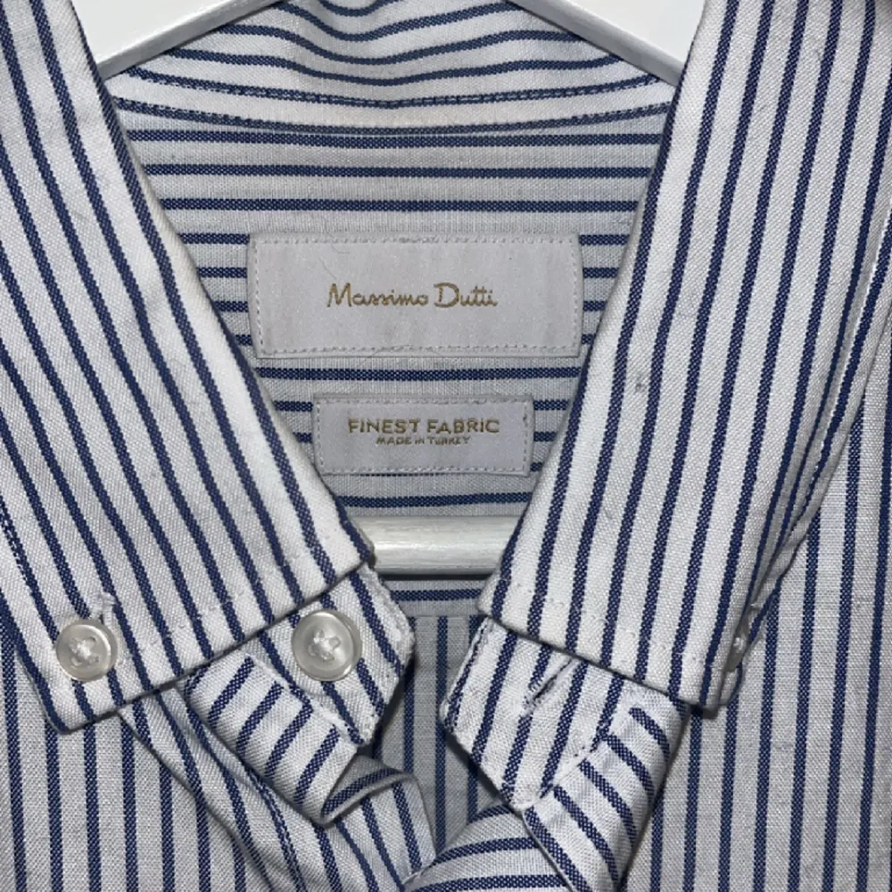 Slim fit skjorta från Massimo Dutti. Skick 8/10. Inga skador, inte smutsig, endast använd varsamt. Vit med blå stripes. Skjortor.