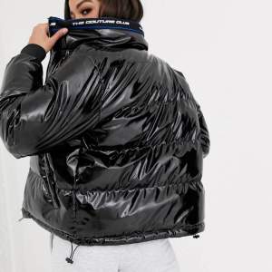 Skitsnygg jacka från Asos (couture club) i svart blank färg, har använts under en skitresa endast! Nypris ca 1.400kr 💕 