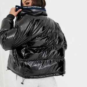 Dunjacka  - Skitsnygg jacka från Asos (couture club) i svart blank färg, har använts under en skitresa endast! Nypris ca 1.400kr 💕 