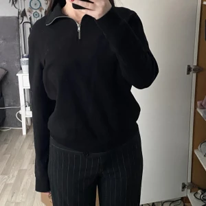 Sweatshirt  - Svart sweatshirt med dragkedja från H&M., bra skick.