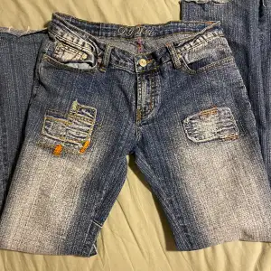 Vintage diva jeans med ihopsydda slit detaljer. Storlek L men passar som storlek 36. Är lite förstora för mig vilket är andledningen till att jag säljer dessa då jag vanligtvis är en storlek 34.