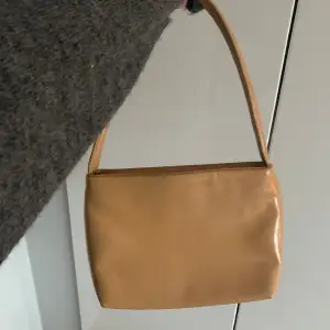 Väska från Zara som endast är använd några gånger. Säljer för 150kr
