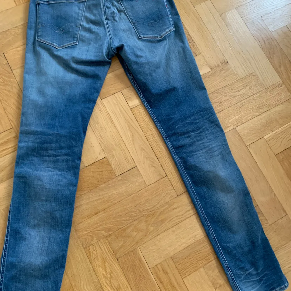 Säljer ett par replay anbass jeans i fint skick. Priset är diskuterbart hör av dig vid funderingar. . Jeans & Byxor.