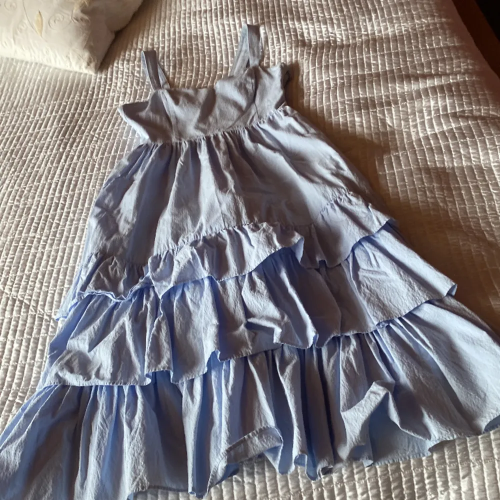 En fin blå klänning från hm, bara använd  vid några enstaka tillfällen, !Fickor! Jättefin men  passar inte längre . Klänningar.