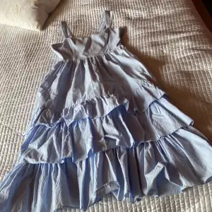 En fin blå klänning från hm, bara använd  vid några enstaka tillfällen, !Fickor! Jättefin men  passar inte längre 