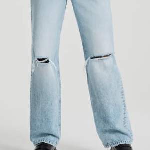 90s high waist jeans från Ginatricot. Ljusblå tvätt med hål på båda knäna. Jag säljer dem på grund av att dem är urväxta. Dem är något år gamla och använda men skicket är väldigt fint, inga fläckar eller dylikt, som nya:)
