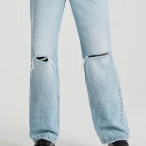 Jeans - 90s high waist jeans från Ginatricot. Ljusblå tvätt med hål på båda knäna. Jag säljer dem på grund av att dem är urväxta. Dem är något år gamla och använda men skicket är väldigt fint, inga fläckar eller dylikt, som nya:)