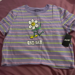 Lila crop tröja alab - Aldrig använts , jätte fin lila tröja med roligt tryck. En croppad tröja. Märket är Alab.