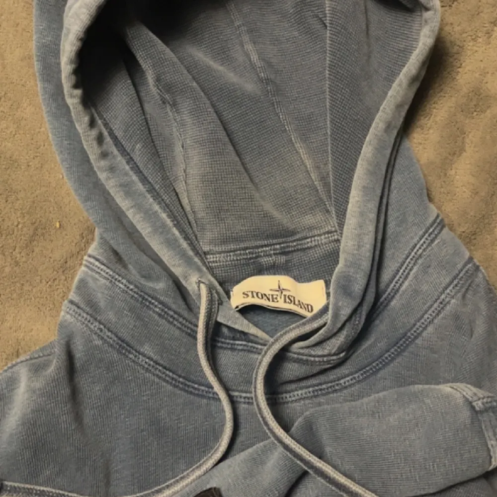 Säljer nu min stone island hoodie som har en unik blå färg och är fortfarande väldigt snygg! Nypris ca (2500-3000)  Mitt pris 580! Använt skick men är fortfarande fin, pris kan alltid diskuteras, och vid frågor eller funderingar äre bara att kontakta. Hoodies.