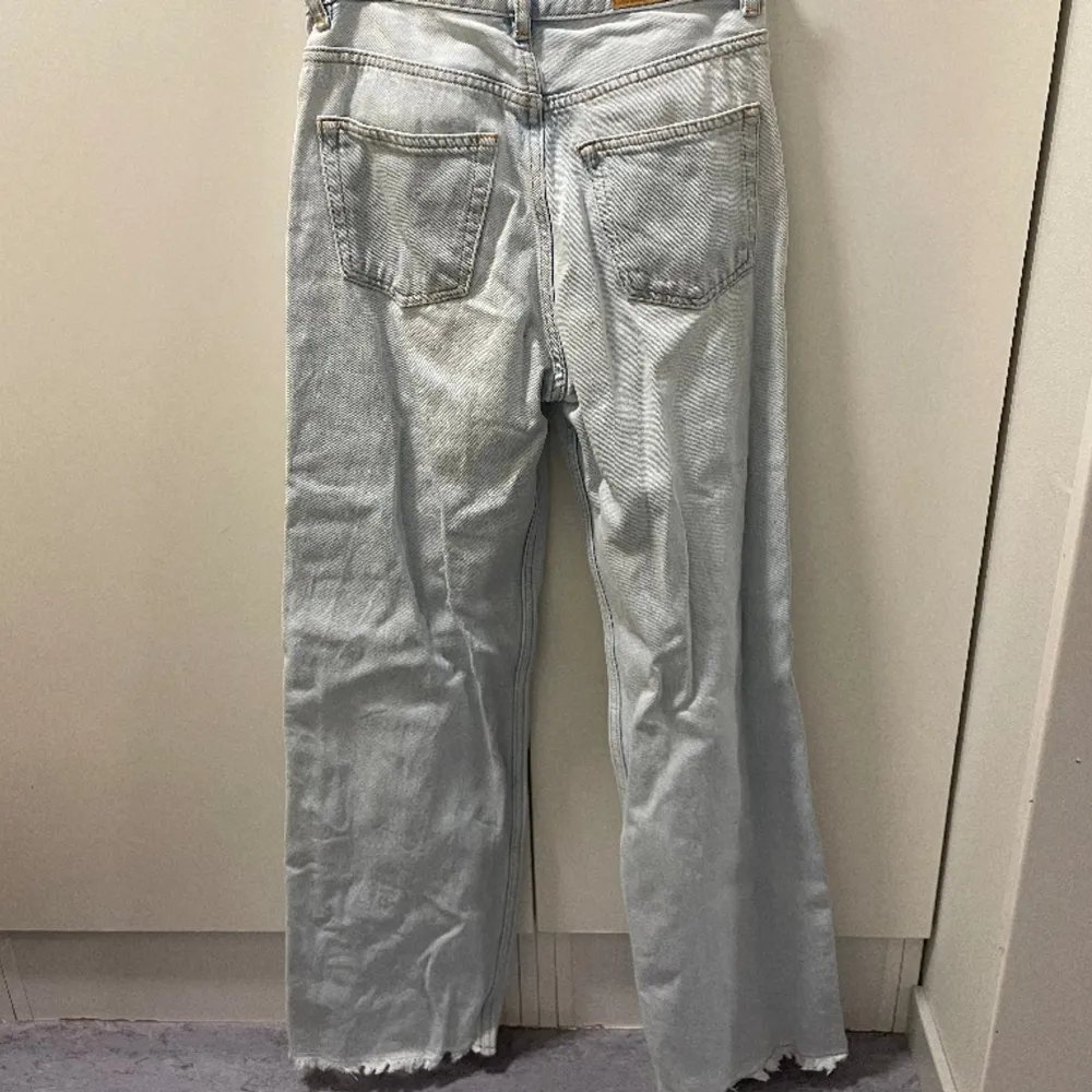 Ljusblåa vida jeans från Junkyard i storlek W24. Jag har sytt in längs med nedre delen av benen lite och klippt av dom för att dom ska passa mig som är 164 . Jeans & Byxor.