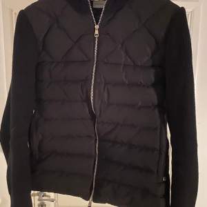 Tja! Säljer denna tvär feta MONCLER cardigan i XL men känns som L/XL. Svart. Läderlåga. DM för fler frågor