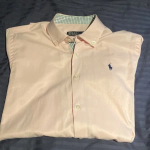 Ralph Lauren  - Sticket på skjortan är som ny|| ny pris 1500|| vårat pris 360 kr|| storlek på skjorta M|| 100% äkta! vid flera frågor kontakta oss!