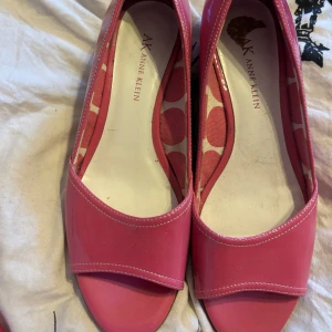 Rosa skor - Rosa klackskor storlek 37 de högst uppe är klister inte nya