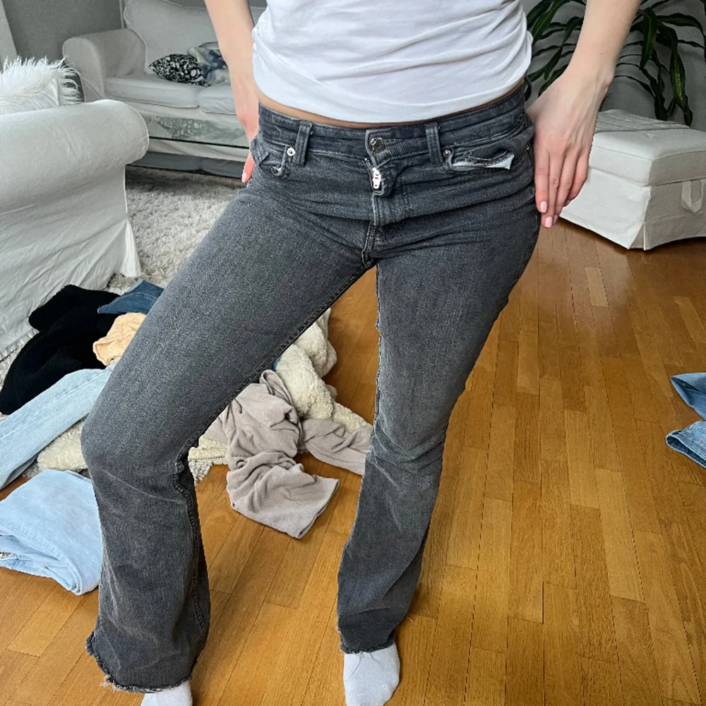 Så snygga gråa jeans från Berskka. . Jeans & Byxor.