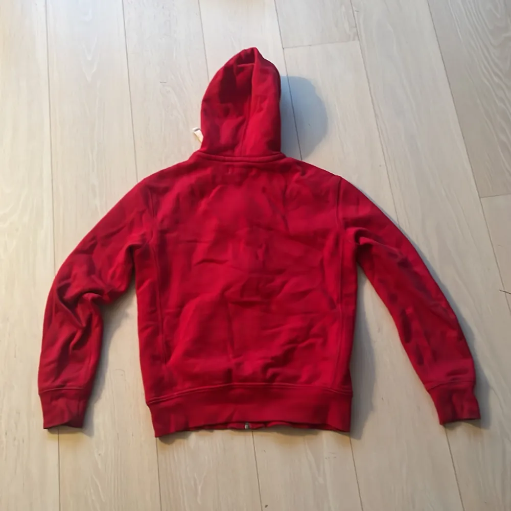 Tjena jag säljer en röd polo Ralph lauren zip hoodie i storlek S🧣 tröjan är i perfekt skick utan några fläckar eller hål🌹hör av er vid frågor❤️. Hoodies.