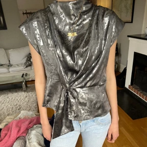 Festtopp!  - Så snygg festtopp från Zara som är helt slutsåld. Stlk L men passar S-L