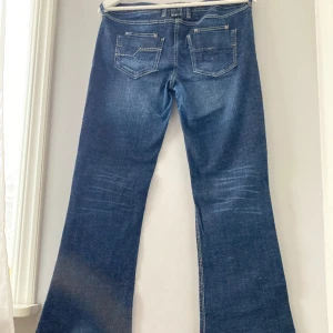 Lågmidjade jeans - Säljer dehär jeansen då de inte passar, de e i fint skick💕 skriv för mer info💕
