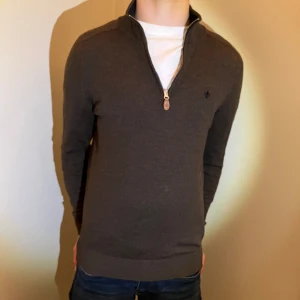 Morris halfzip - Galet snygg och eftertraktad halfzip från Morris. Den har inga defekter och kostar 1800 ny men jag säljer ändå för endast 548kr. Tveka inte att höra av er vid frågor👊👊👊