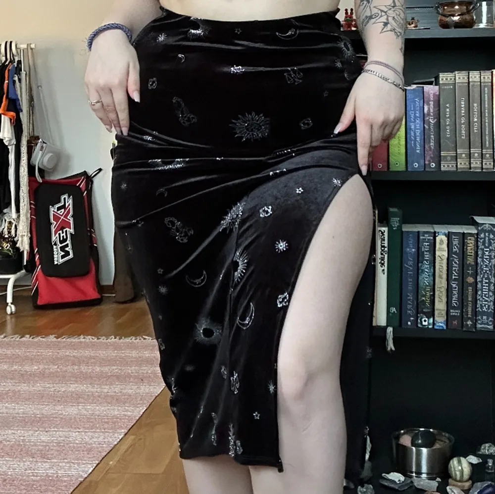 En jättefin kjol som jag köpte men sen insåg att jag inte gillar saker som sitter hör tajt runt höfterna så den blir aldrig använd, nyskick, ksk använd 1-2 ggr. Kjolar.