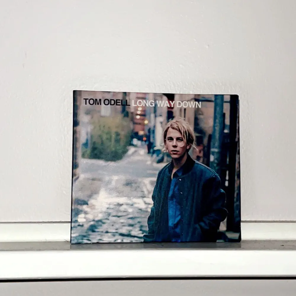 Tom odell cd skiva från albumet long way down, med bland annat låten another love 🤍 jätte fint skick. Övrigt.