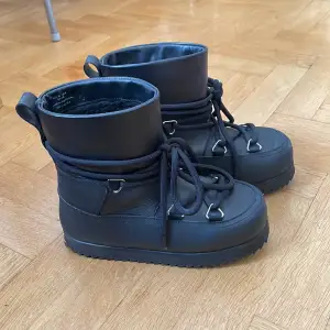 Svarta boots från & Other Stories, näst intill oanvända (säljer pga för små). Superfina och fodrade. Nypris 1200kr.