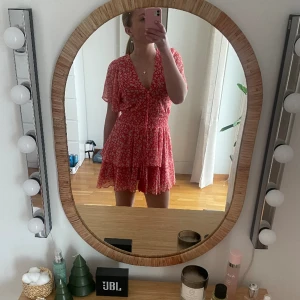 Klänning  - Säljer denna otroligt fina sommarklänning från Zara😇😇 endast använd 1-2 gånger💞