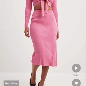 rosa långkjol, perfekt för sommaren! köpt på NA-KD, nypris 499 kr, använd fåtal gånger