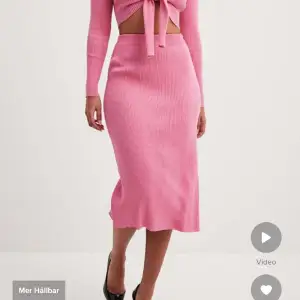 rosa långkjol, perfekt för sommaren! köpt på NA-KD, nypris 499 kr, använd fåtal gånger