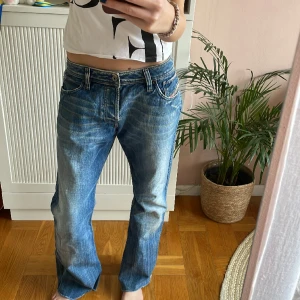 Baggy Lågmidjade jeans - Snygga Lågmidjade jeans från diesel. Köpta secondhand med coola detaljer på fickorna. Säljer då de är förstora för mig. Supercoola och trendiga.
