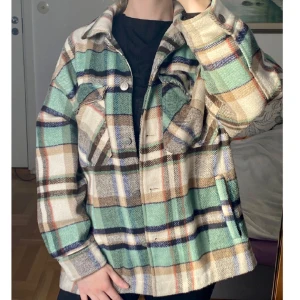 Höstjacka från Zara 🌵 - Höstjacka från Zara 💚  Finns både handfickor och bröstfickor 🥰