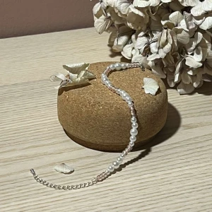 Armband - Eminella - Beskrivning: Detta armband har vita och rosa pärlor som passar perfekt för alla hjärtans dag. Armbandet har även en kedja i silver. Namn: Eminella Längd: Hela 23 cm, Pärlor 15,5cm