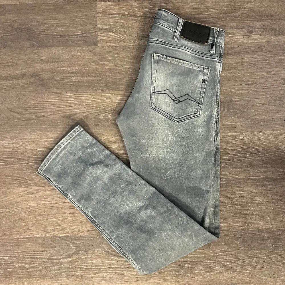 Replay jeans i ny skick (10/10). Storleken är W30 L32. Vårat pris 499. Tveka inte att höra av dig vid eventuella frågor!👍🏼. Jeans & Byxor.