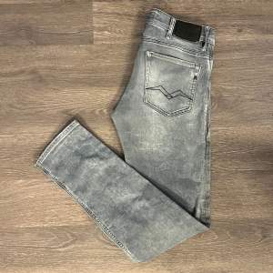 Replay jeans i ny skick (10/10). Storleken är W30 L32. Vårat pris 499. Tveka inte att höra av dig vid eventuella frågor!👍🏼