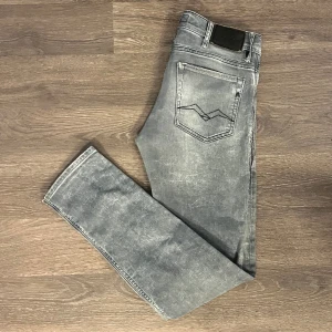 Replay hyperflex anbass  - Replay jeans i ny skick (10/10). Storleken är W30 L32. Vårat pris 499. Tveka inte att höra av dig vid eventuella frågor!👍🏼