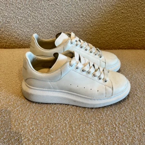 Alexander Mqueen - Helvita Alexander Mcqueen skor i jättebra skick. Hör av dig för mer info